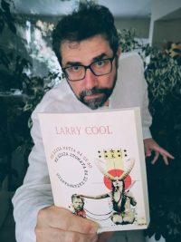 Larry Cool: «Οι εκδότες ας πάρουν τ’ αρχίδια μου…» / Συνέντευξη 🎤