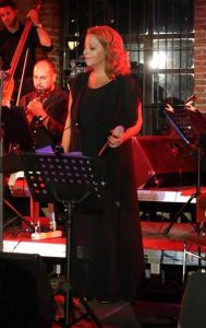 Λυδία Σέρβου: «Το τραγούδι είναι αιτία και αφορμή για να υπάρχω» / Συνέντευξη